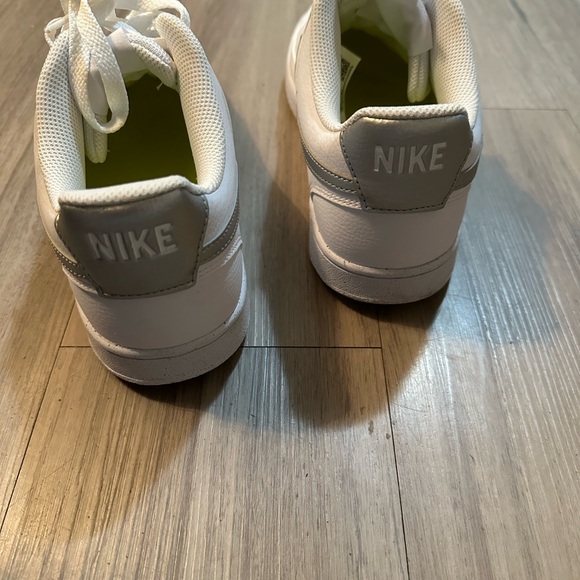 NIKES SIZE 10 - Picture 3 of 4